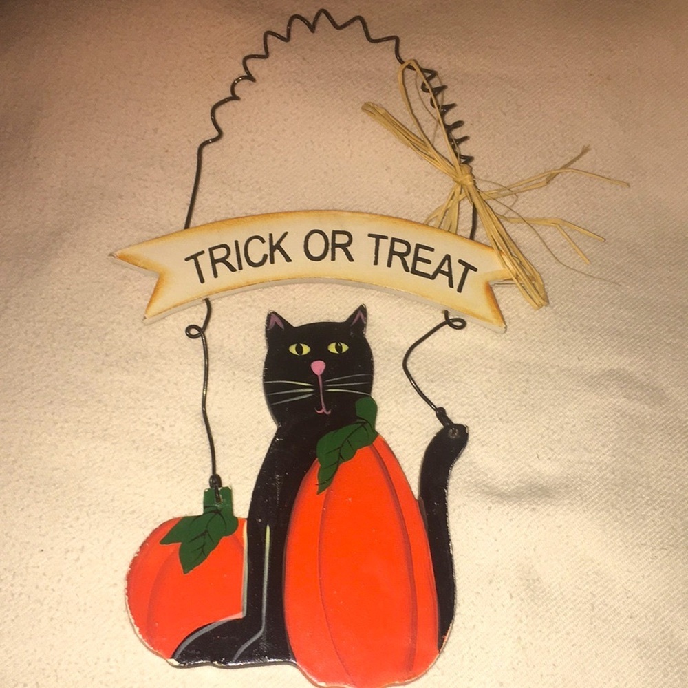 Vintage-Style Trick or Treat Hanging Wood Sign - Cat & Pumpkins Design